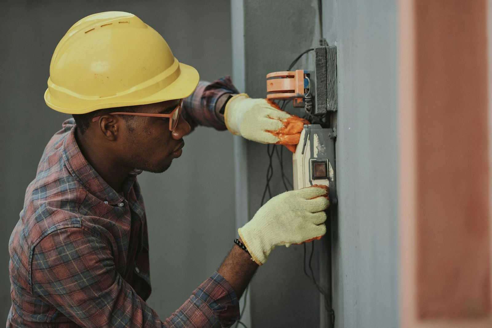 Électricien en intervention sur un coffret électrique pendant un chantier